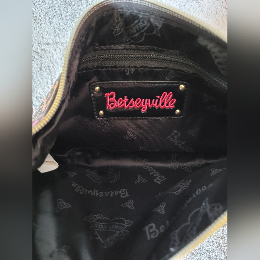 Betseyville Tiger Clutch - Picture 3 of 3